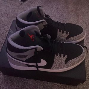 Brand new never worn Jordan 1 men’s mid SE elephant print